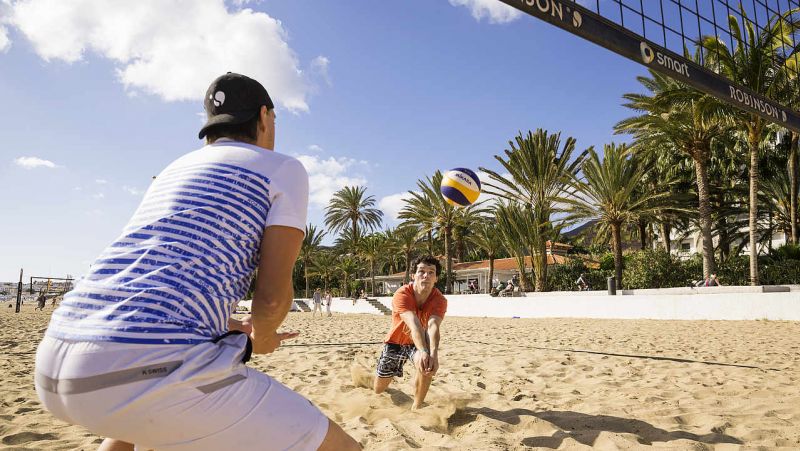 Beachvolleyball am feinen Sandstrand von Fuerteventura